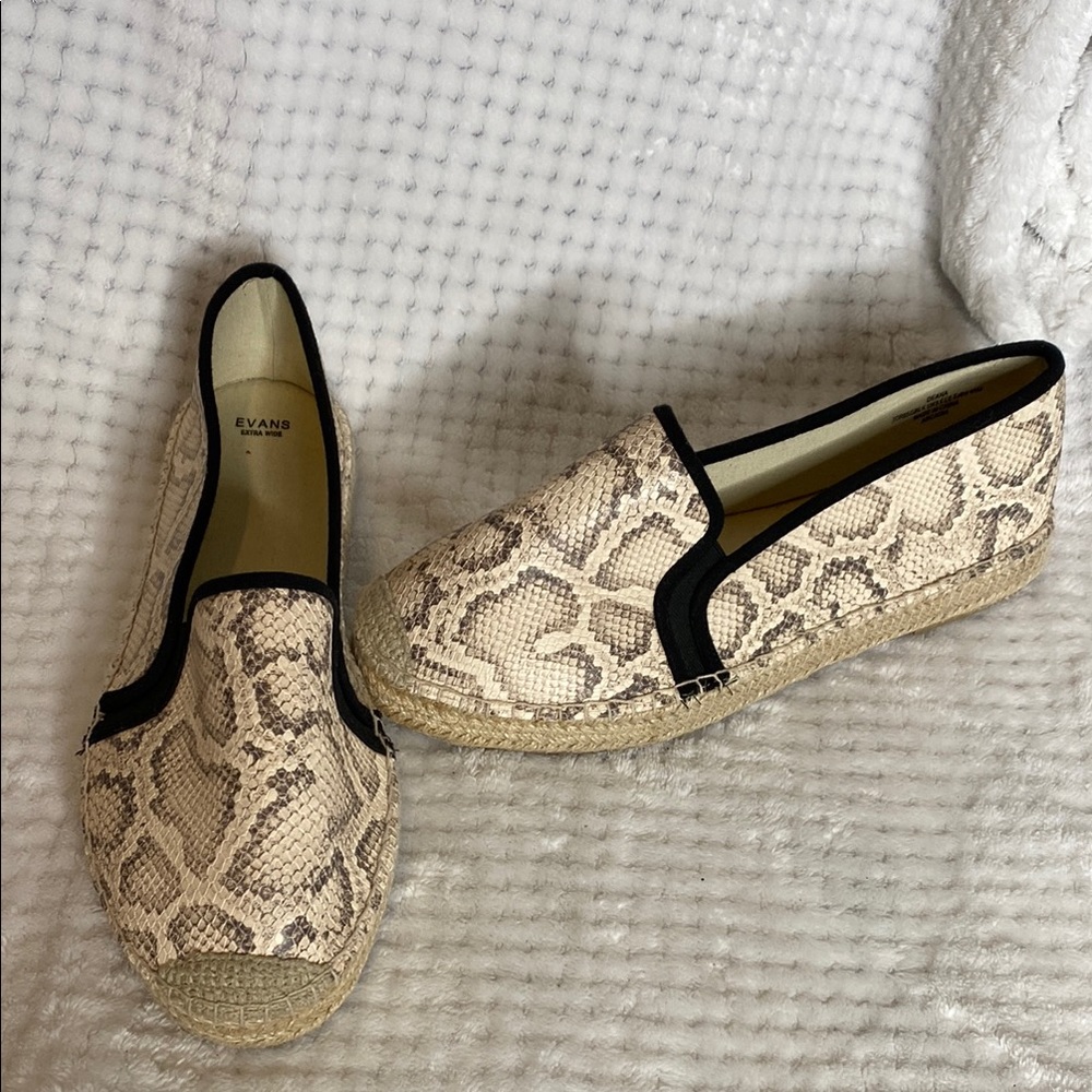 Evans Extra Wide  Women's Snakeskin Print Loafers